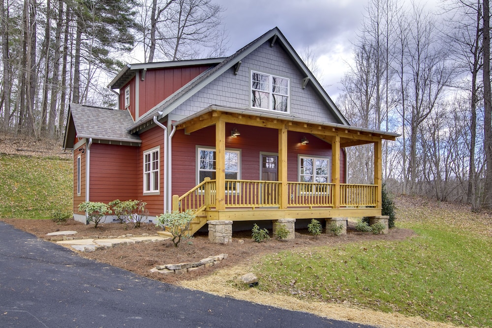 Fabulous cottage close to downtown Brevard, Pisgah and Dupont Forests