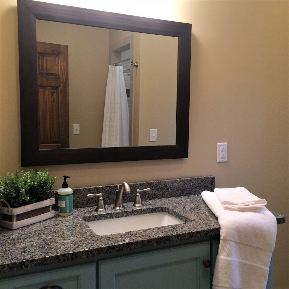 Fabulous cottage close to downtown Brevard, Pisgah and Dupont Forests