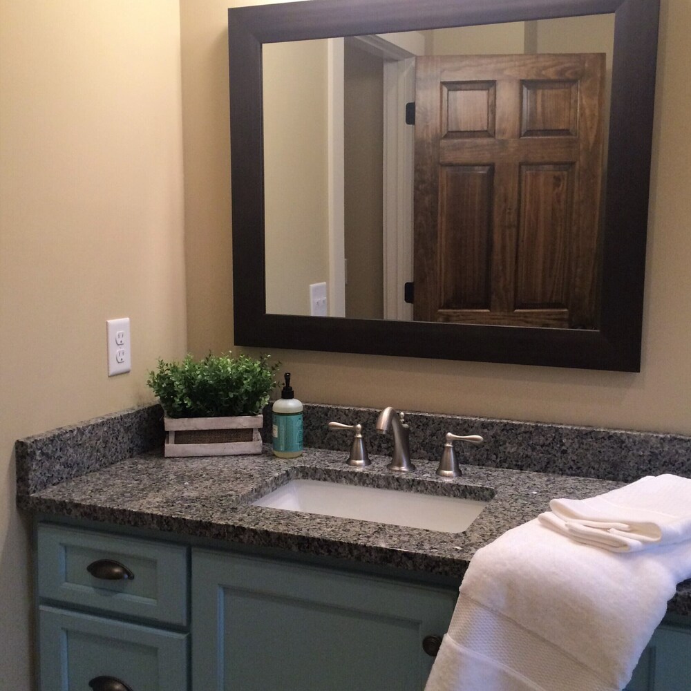 Fabulous cottage close to downtown Brevard, Pisgah and Dupont Forests