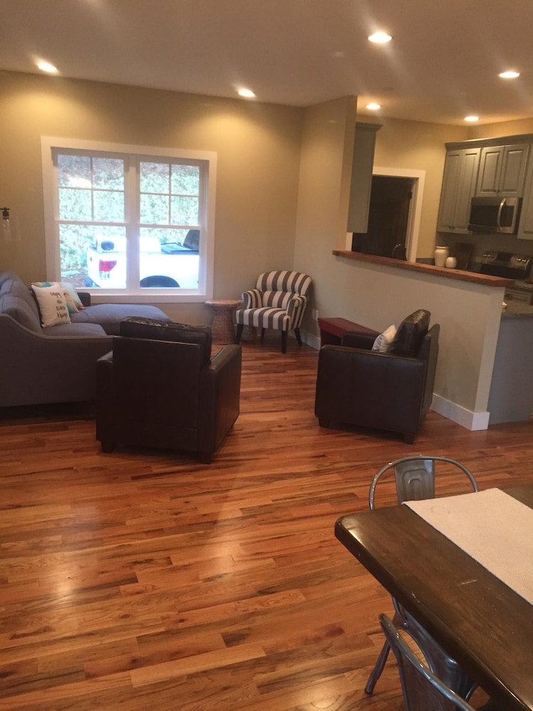 Fabulous cottage close to downtown Brevard, Pisgah and Dupont Forests