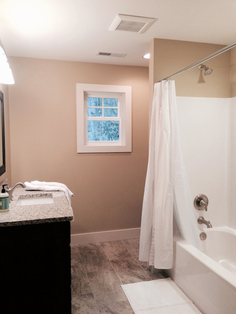 Fabulous cottage close to downtown Brevard, Pisgah and Dupont Forests