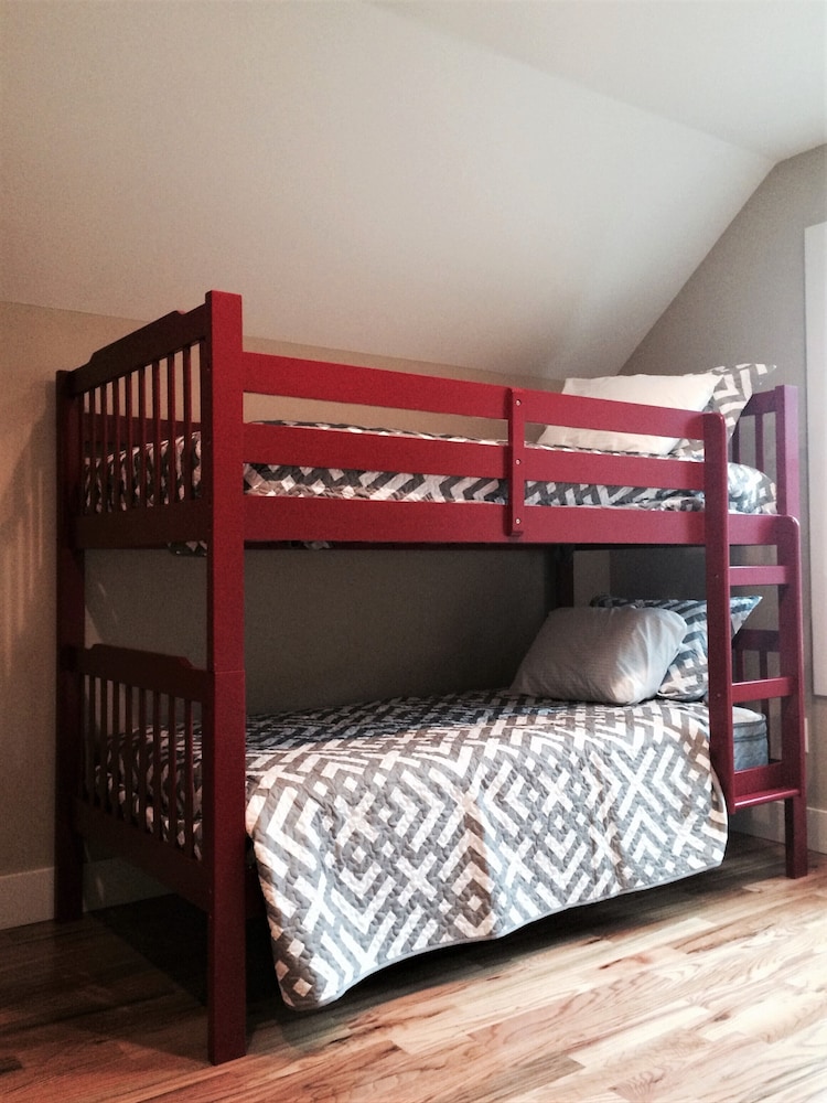 Fabulous cottage close to downtown Brevard, Pisgah and Dupont Forests