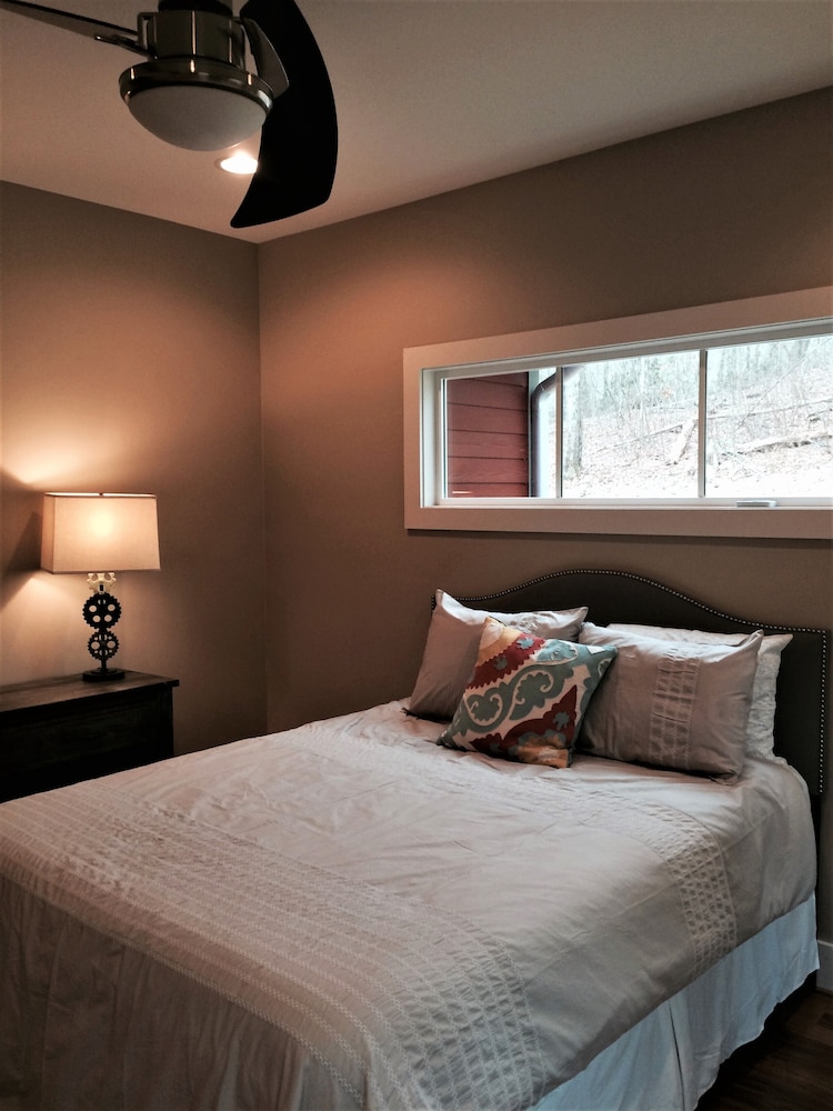 Fabulous cottage close to downtown Brevard, Pisgah and Dupont Forests