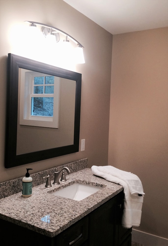 Fabulous cottage close to downtown Brevard, Pisgah and Dupont Forests