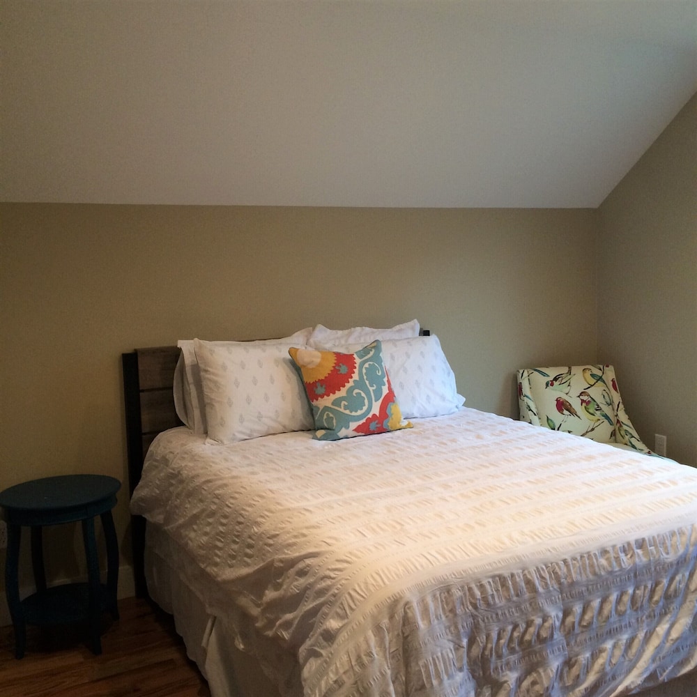 Fabulous cottage close to downtown Brevard, Pisgah and Dupont Forests