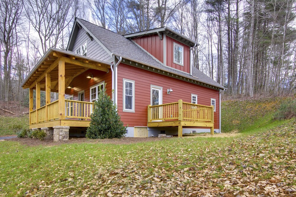 Fabulous cottage close to downtown Brevard, Pisgah and Dupont Forests