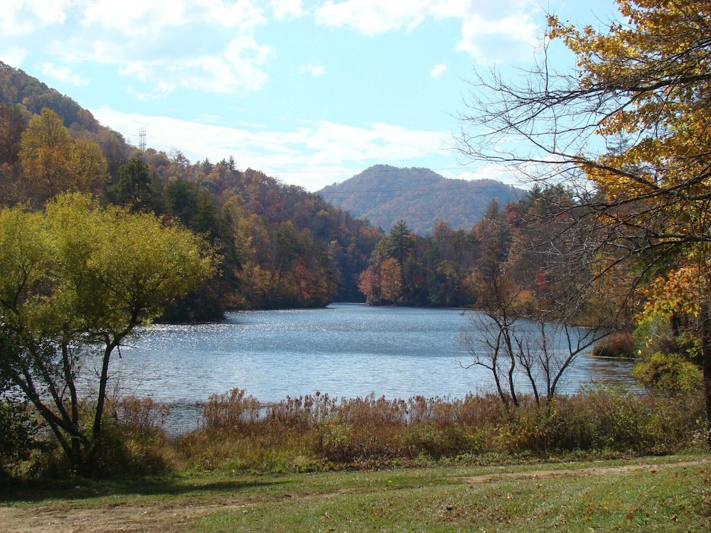 Property grounds, RIVERFRONT Cabin on Nantahala River, Minutes from NOC