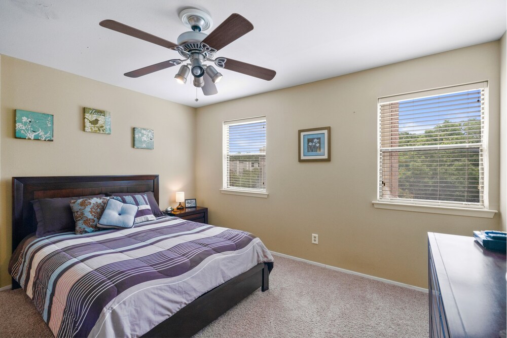 1BD/1.5BA Aggieland Condo GameDay Retreat or Relaxing GetAway Spot