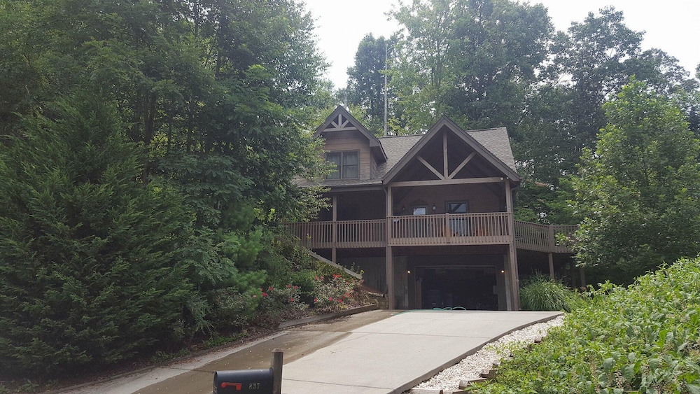 5 STAR private & accessible cabin, family friendly, pet friendly, views