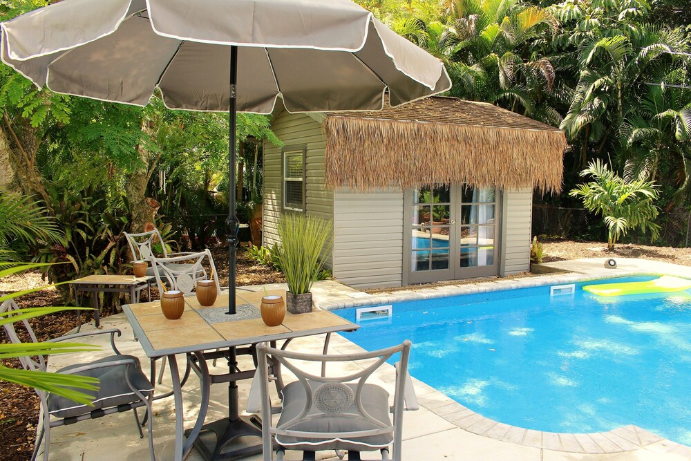Vanderbilt Beach Cottage Poolside Bedroom Cabana Swing Tiki Bar