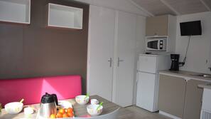 Fridge, microwave, hob, cookware/dishes/utensils