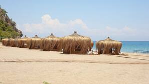 Plage privée, chaises longues, parasols, bar de plage
