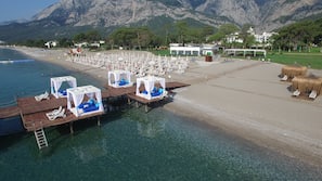 Plage privée, chaises longues, parasols, bar de plage