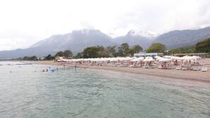 Plage privée, chaises longues, parasols, bar de plage