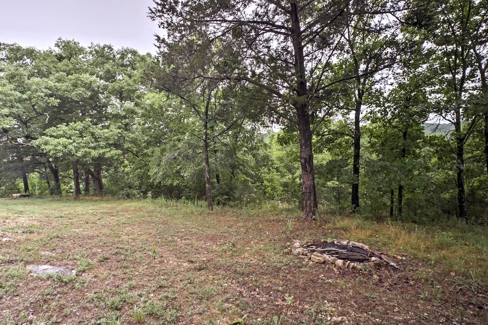 Branson Condo w/ Pool Access - Walk to Table Rock!