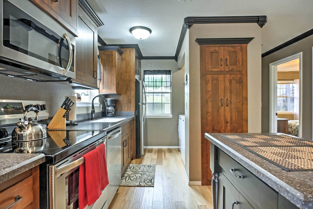 Branson Condo w/ Pool Access - Walk to Table Rock!