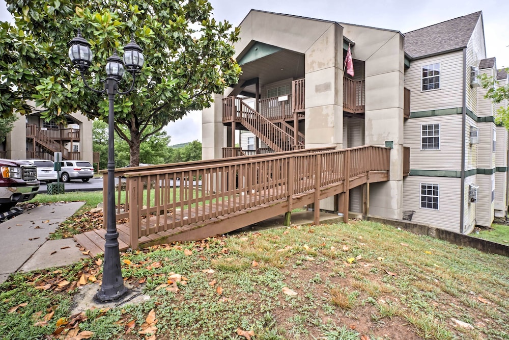 Branson Condo w/ Pool Access - Walk to Table Rock!