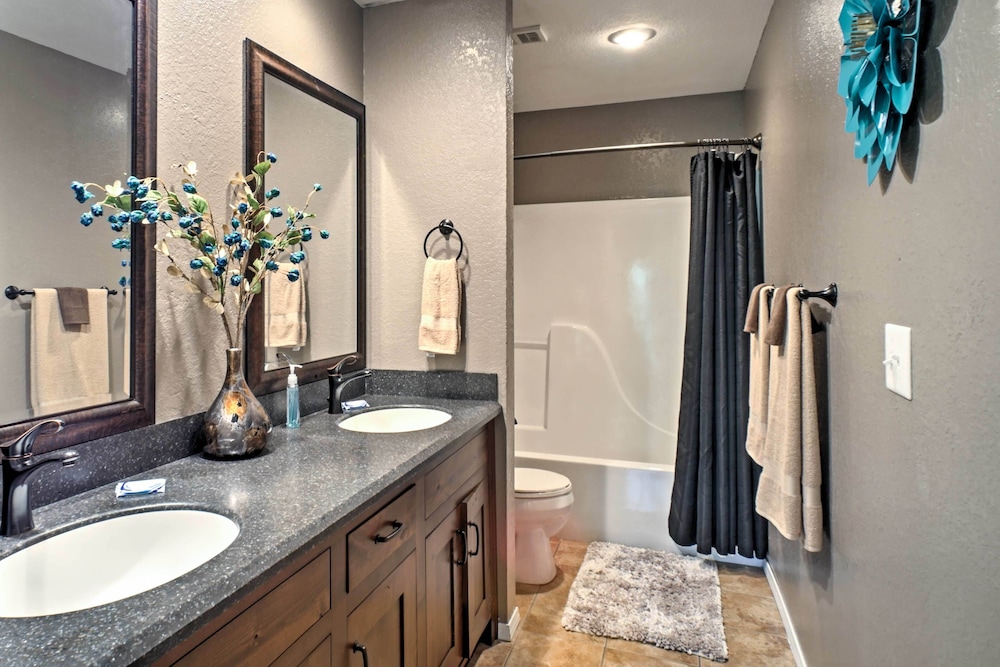 Branson Condo w/ Pool Access - Walk to Table Rock!