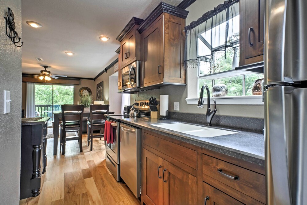 Branson Condo w/ Pool Access - Walk to Table Rock!