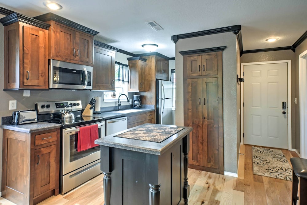 Branson Condo w/ Pool Access - Walk to Table Rock!