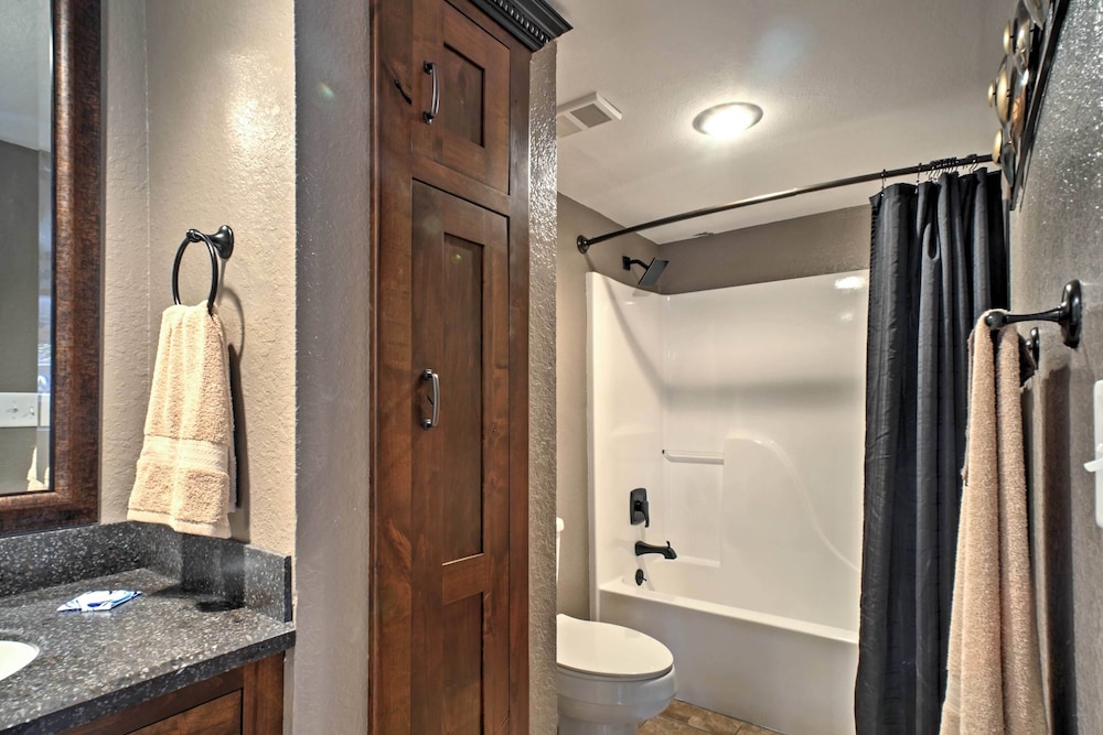 Branson Condo w/ Pool Access - Walk to Table Rock!