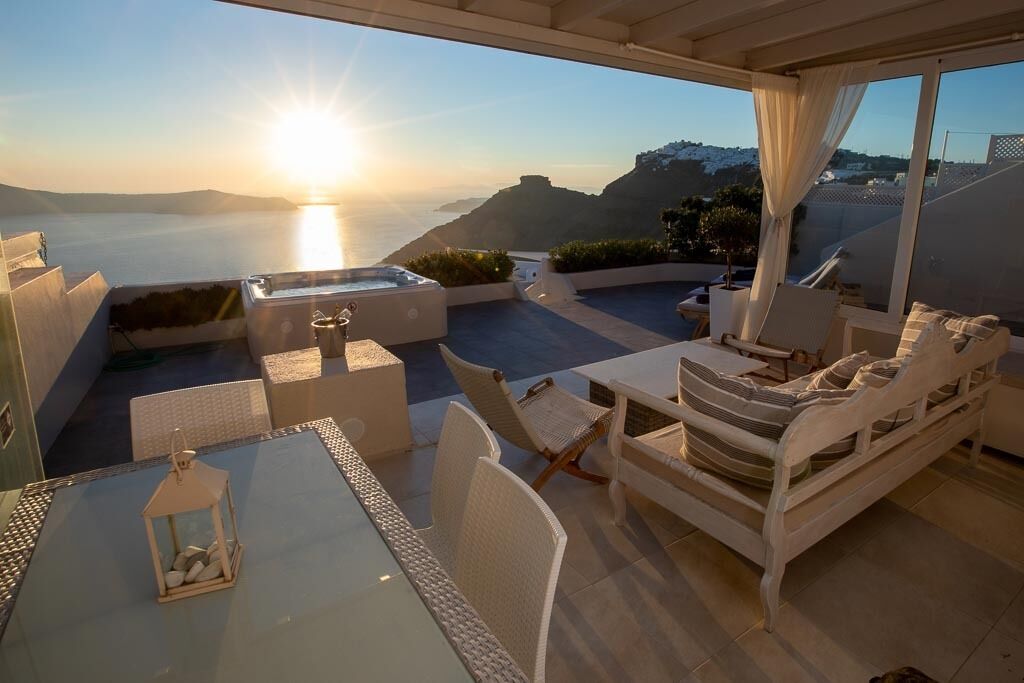 Exclusive 3 bed Luxury Villa With Breath-taking Views of the sea & Sunset in Santorini in Santorini, Greece