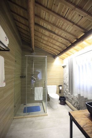 Classic Twin Room | Bathroom | Shower, free toiletries, hair dryer, slippers