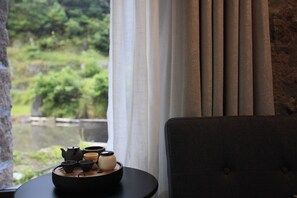 Classic Twin Room | Desk, blackout drapes, free WiFi