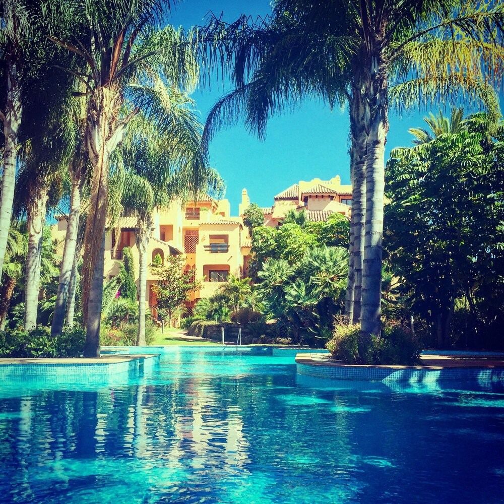 Luxury ground floor 2 Bed Apartment, exclusive resort. El Paraiso/San Pedro area El Paraíso Vrbo