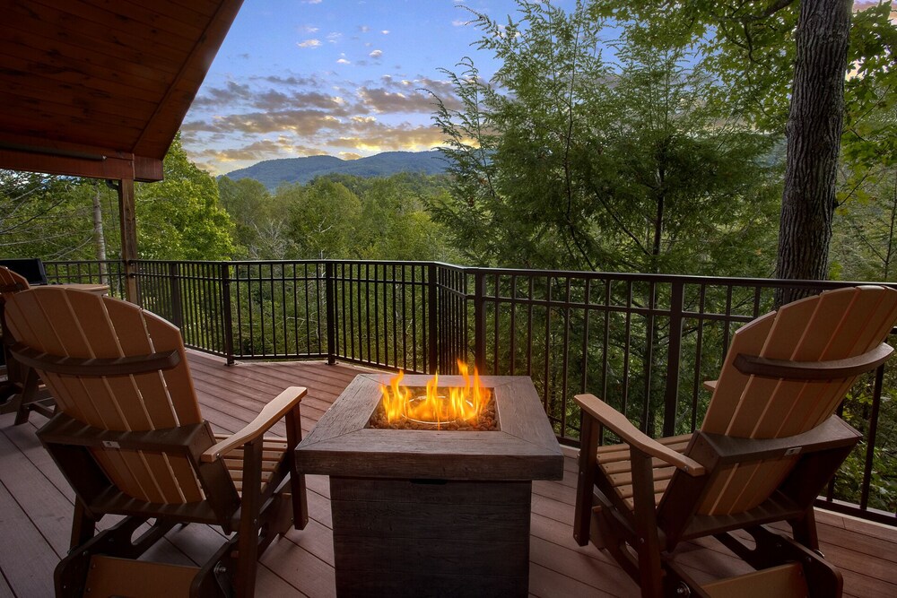 Enjoy The Views From Your Own Private And Romantic 1 Bedroom Cabin