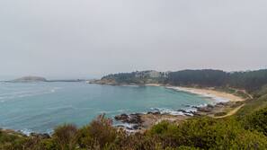 Perto da praia, espreguiçadeiras, guarda-sóis