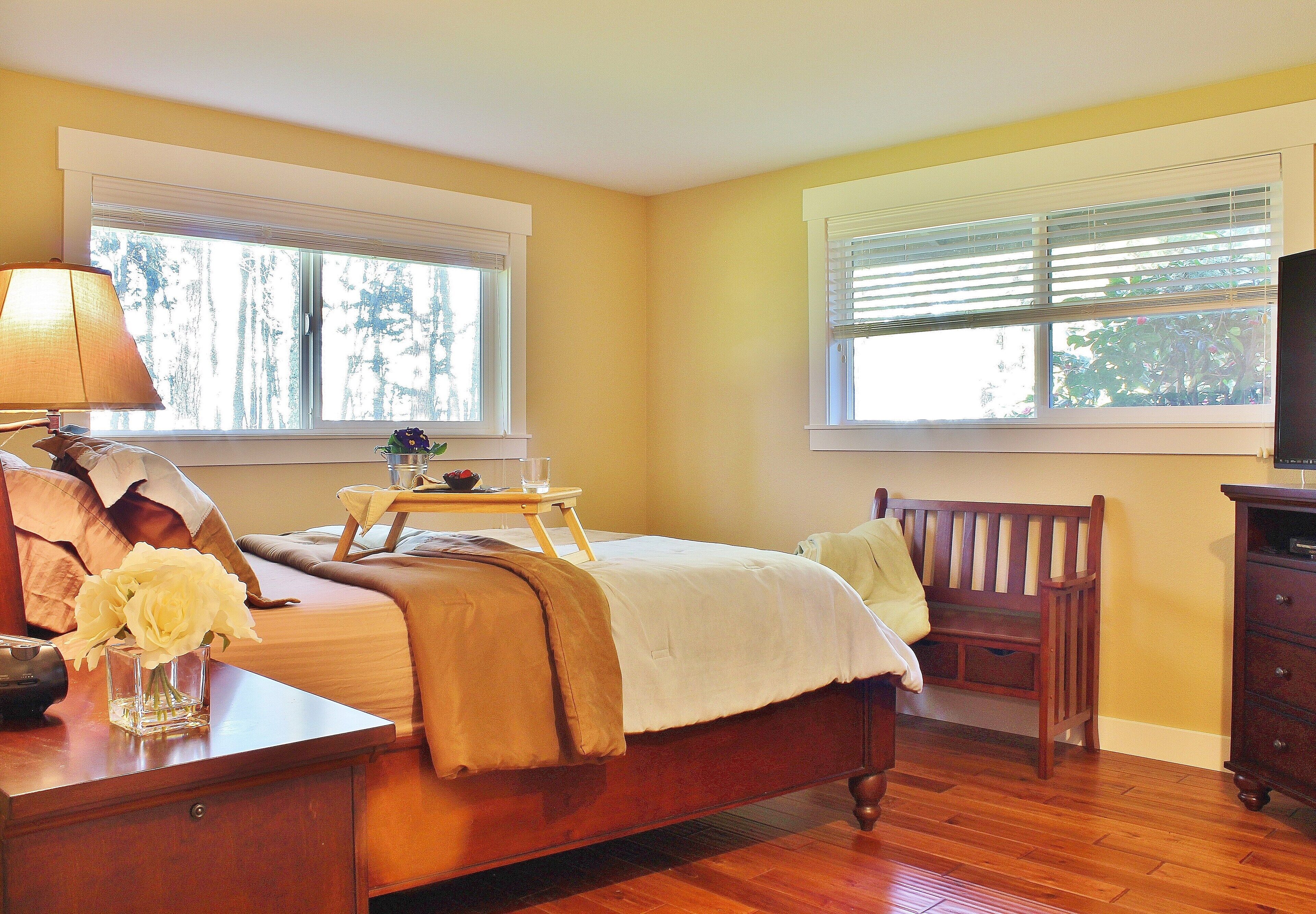 Northwest-Style Luxury Near Gateway to Mount Rainier and National Forests in Tacoma, United States