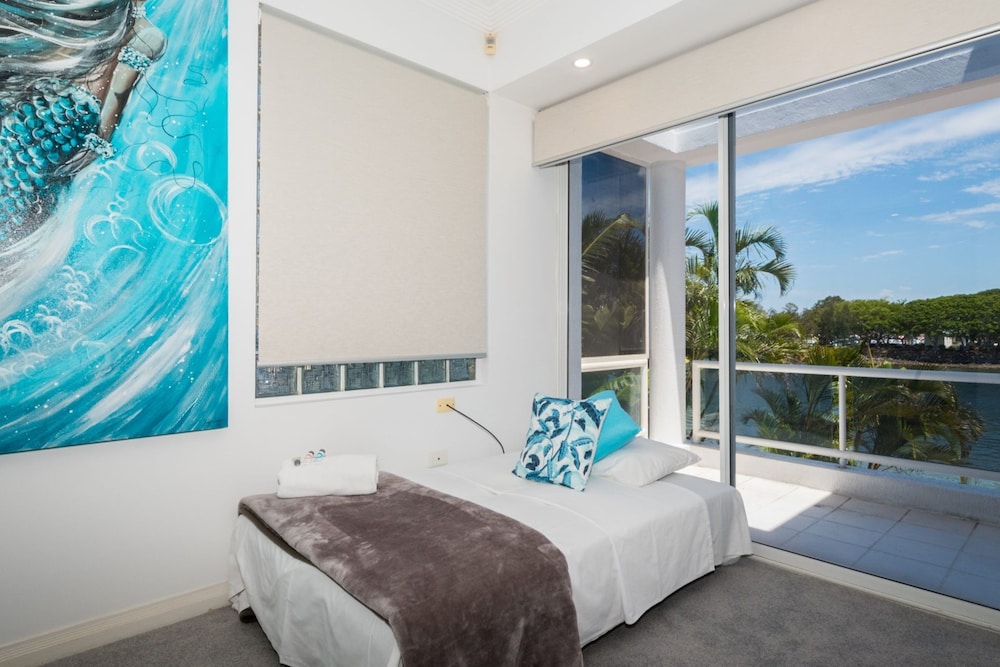 Edgewater on Chevron Waterfront 5 Bedroom Deluxe House Central Surfers Paradise Location
