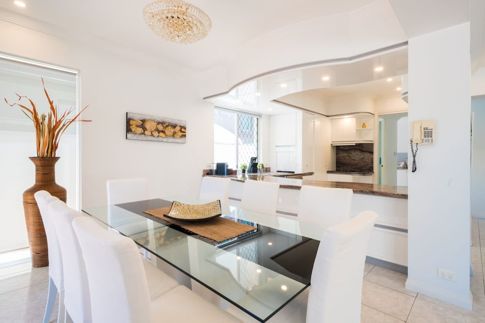 Edgewater on Chevron Waterfront 5 Bedroom Deluxe House Central Surfers Paradise Location