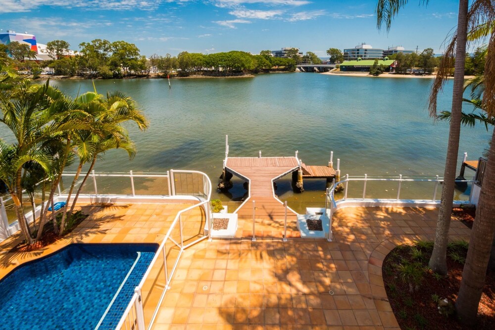 Edgewater on Chevron Waterfront 5 Bedroom Deluxe House Central Surfers Paradise Location