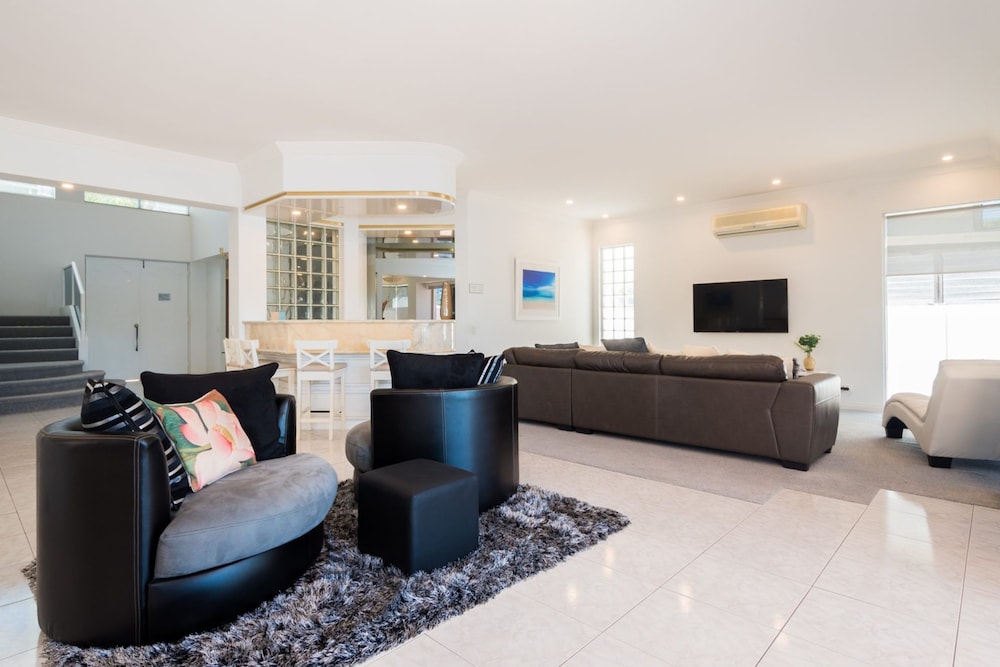 Edgewater on Chevron Waterfront 5 Bedroom Deluxe House Central Surfers Paradise Location