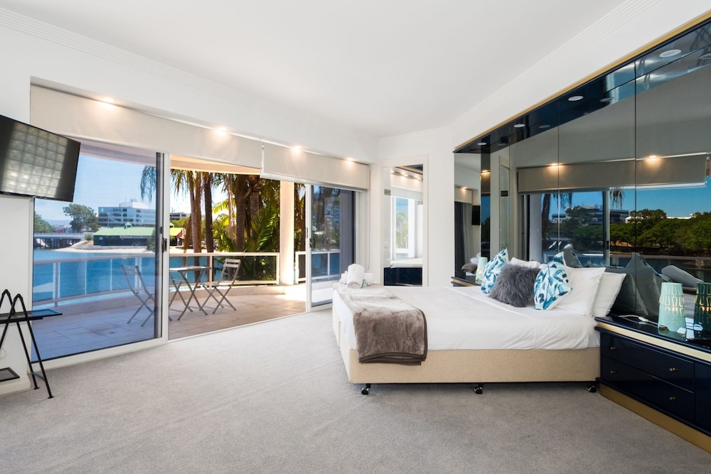 Edgewater on Chevron Waterfront 5 Bedroom Deluxe House Central Surfers Paradise Location