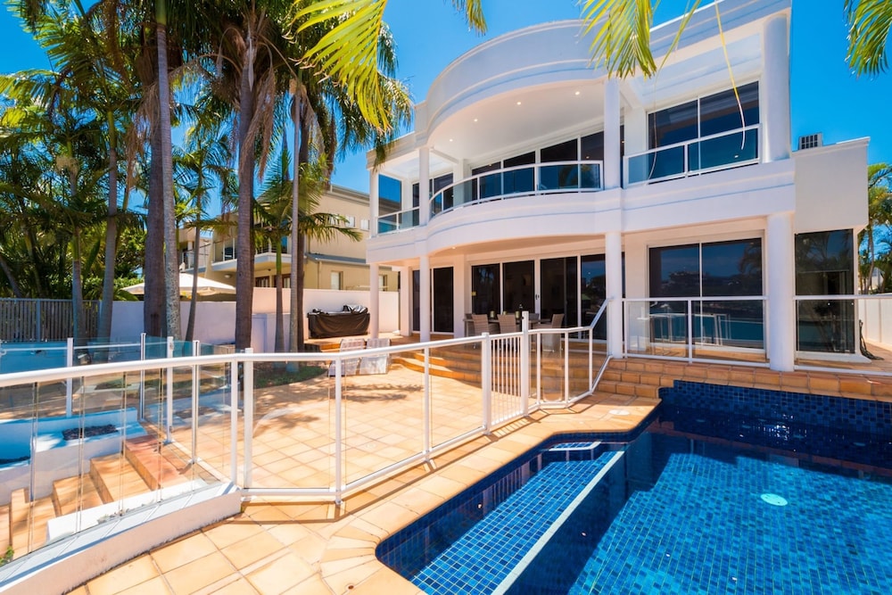 Edgewater on Chevron Waterfront 5 Bedroom Deluxe House Central Surfers Paradise Location