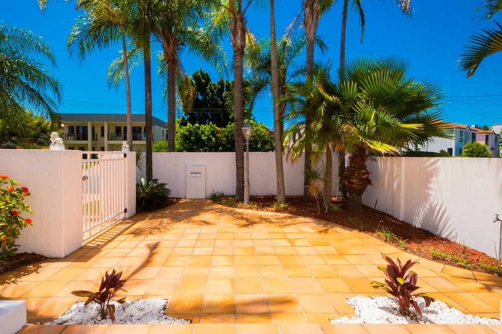 Edgewater on Chevron Waterfront 5 Bedroom Deluxe House Central Surfers Paradise Location