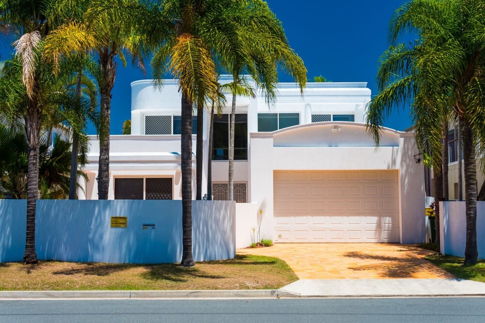 Edgewater on Chevron Waterfront 5 Bedroom Deluxe House Central Surfers Paradise Location