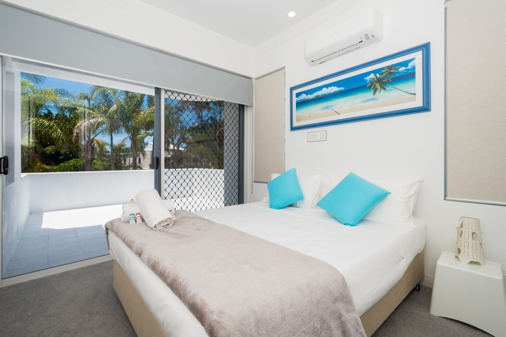 Edgewater on Chevron Waterfront 5 Bedroom Deluxe House Central Surfers Paradise Location