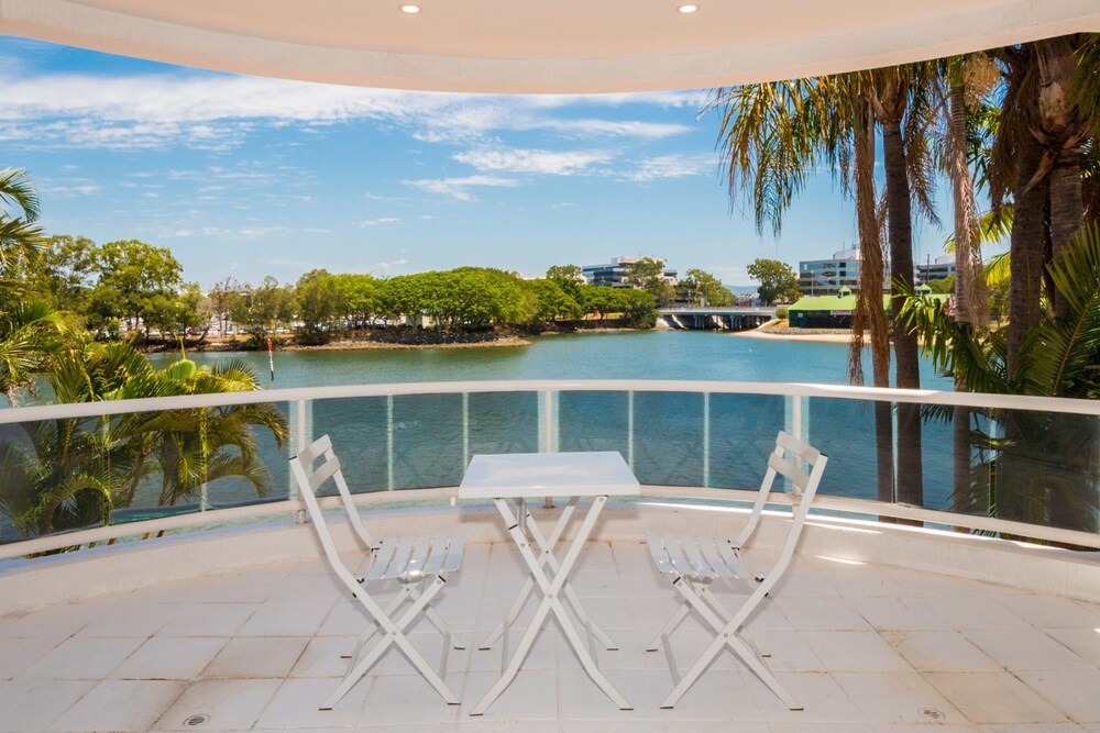 Edgewater on Chevron Waterfront 5 Bedroom Deluxe House Central Surfers Paradise Location