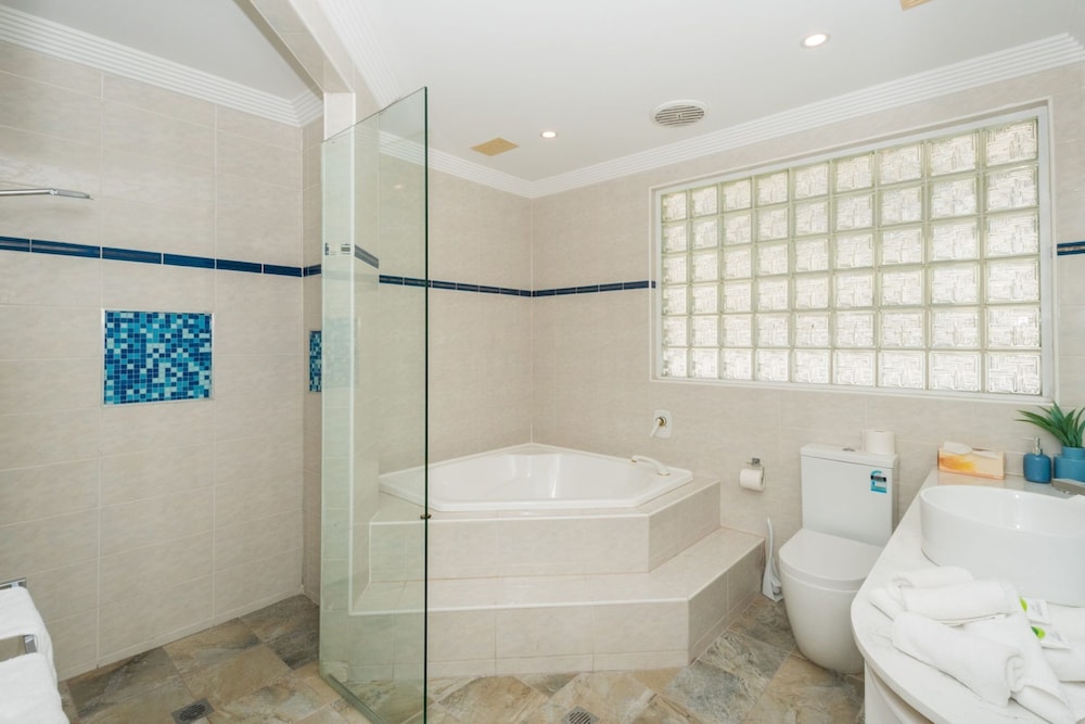 Edgewater on Chevron Waterfront 5 Bedroom Deluxe House Central Surfers Paradise Location