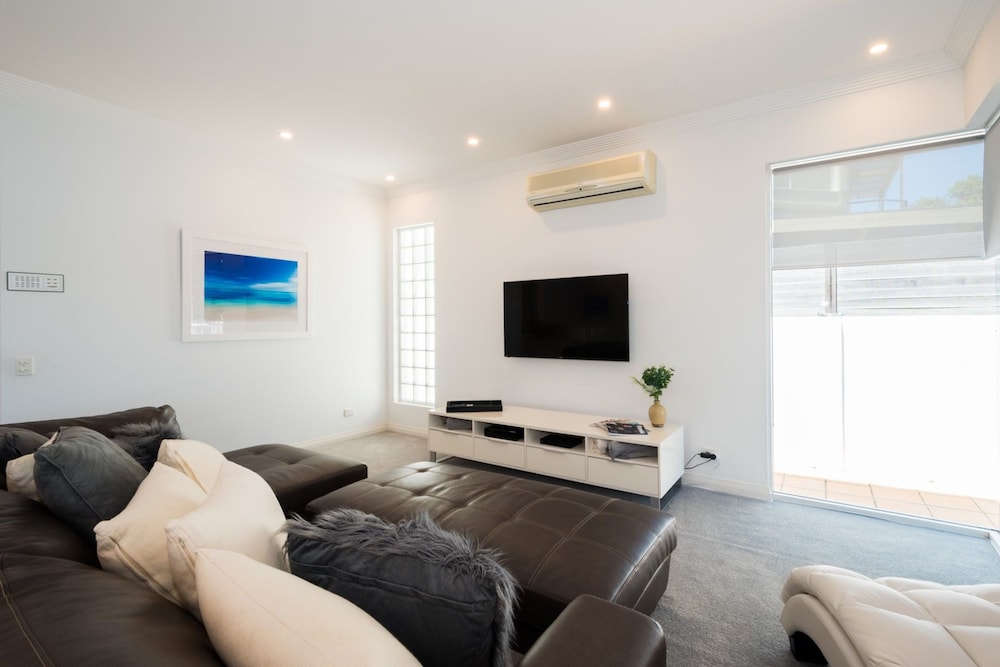 Edgewater on Chevron Waterfront 5 Bedroom Deluxe House Central Surfers Paradise Location