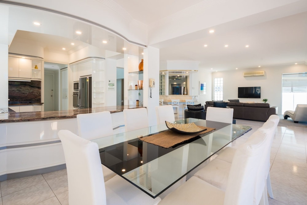 Edgewater on Chevron Waterfront 5 Bedroom Deluxe House Central Surfers Paradise Location