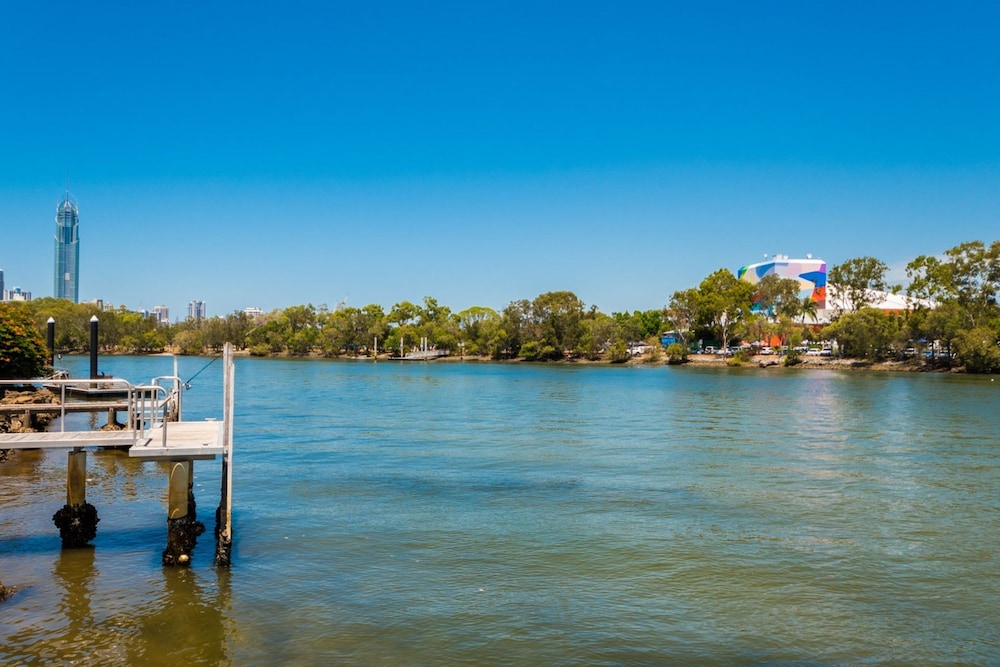Edgewater on Chevron Waterfront 5 Bedroom Deluxe House Central Surfers Paradise Location