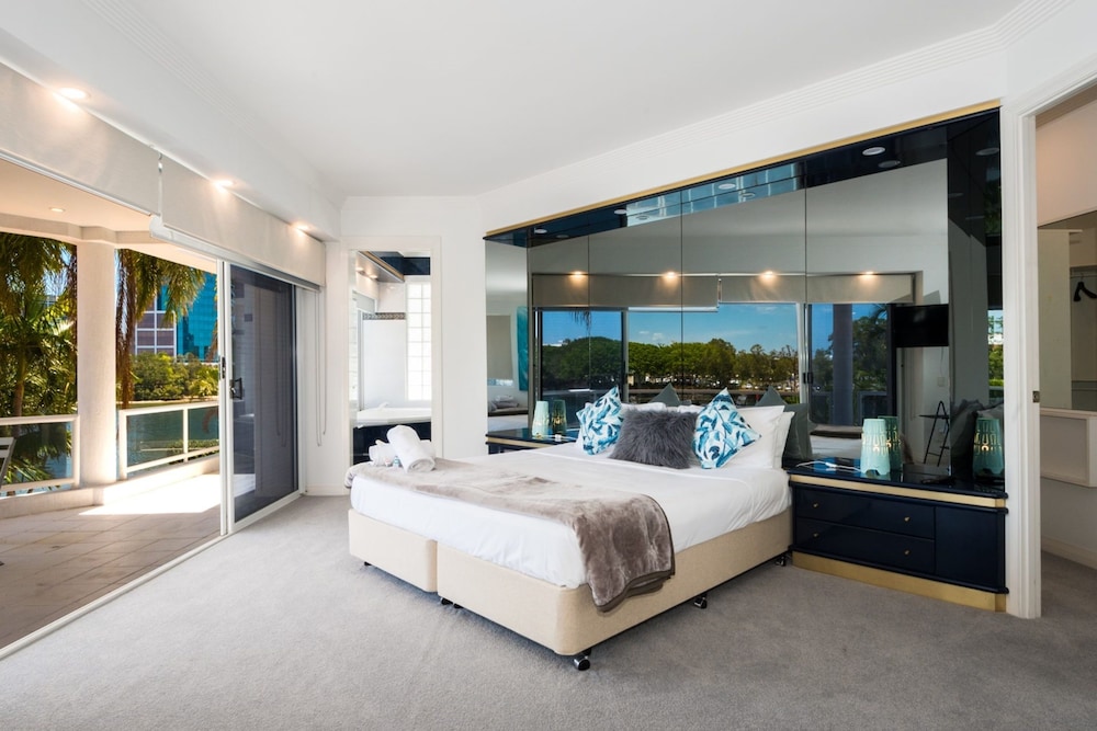 Edgewater on Chevron Waterfront 5 Bedroom Deluxe House Central Surfers Paradise Location