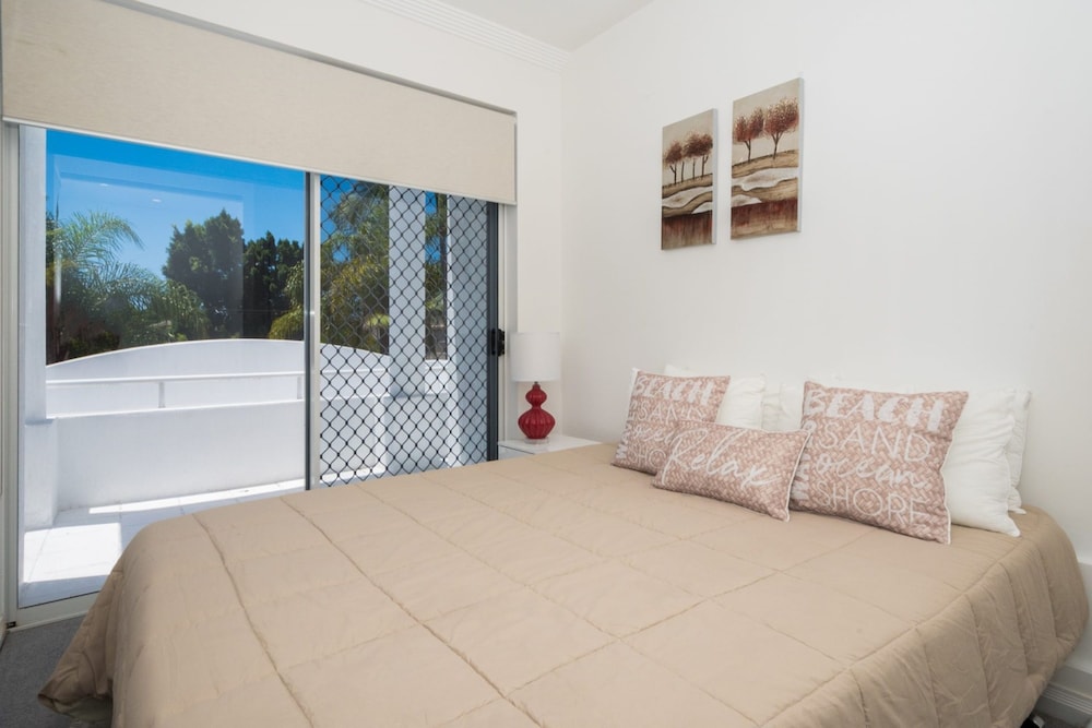 Edgewater on Chevron Waterfront 5 Bedroom Deluxe House Central Surfers Paradise Location