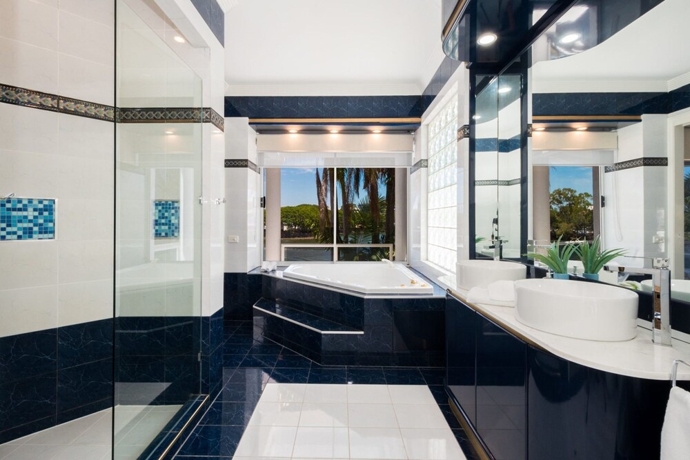 Edgewater on Chevron Waterfront 5 Bedroom Deluxe House Central Surfers Paradise Location