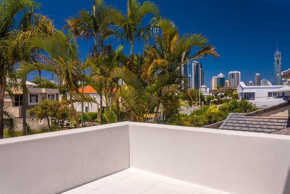 Edgewater on Chevron Waterfront 5 Bedroom Deluxe House Central Surfers Paradise Location